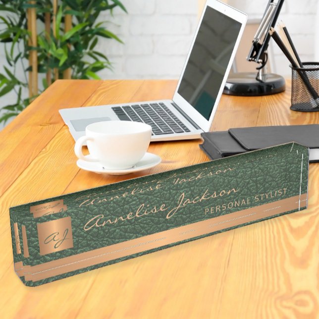 Placa De Nombre Lujo elegante oro de cuero verde monogramado (Subido por el creador)