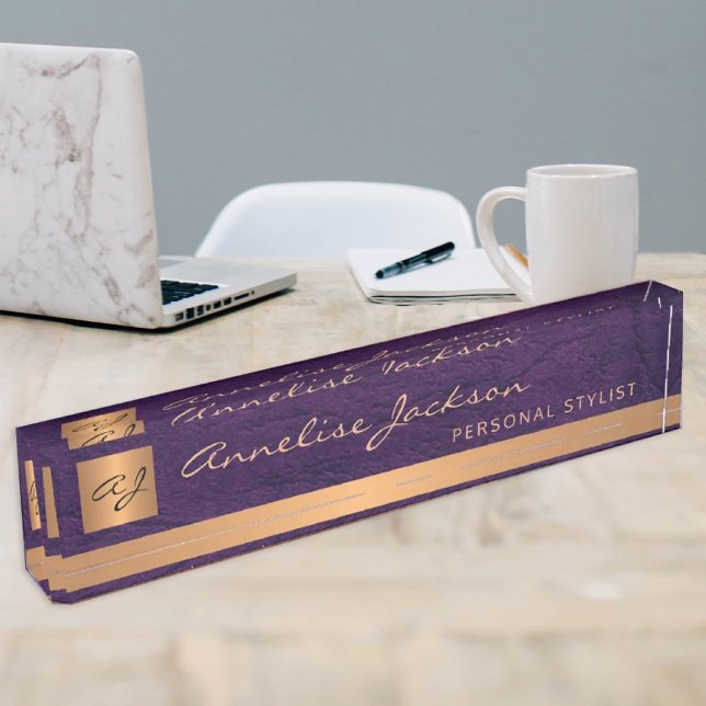 Placa De Nombre Luxury elegant purple leather gold monogrammed (Subido por el creador)