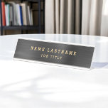 Placa De Nombre Mesa de Oro Negro elegante profesional<br><div class="desc">Personalizado Lujoso ejecutivo de Black and White Minimalista Business Name Plate con tipografía con letras de oro para el monogramado añada tu propio nombre y profesión o título de trabajo. La placa de nombre profesional de negocio se puede personalizar con su nombre y título de trabajo. Póngase en contacto con...</div>