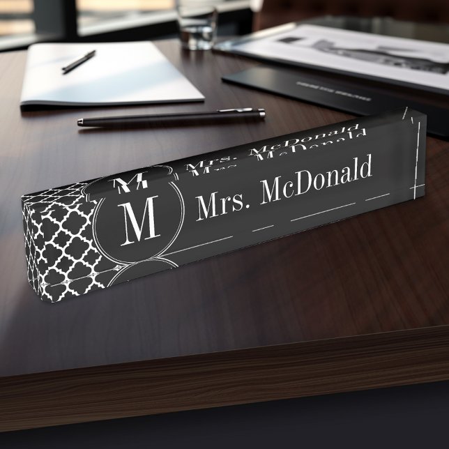 Placa De Nombre Monograma del patrón de cuatrefoil blanco y negro (Personalized Name Plate for the Office, School or Home)