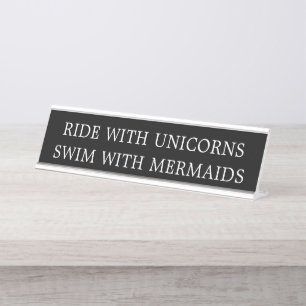 Placa De Nombre Paseo en blanco y negro con Unicornios nadando con
