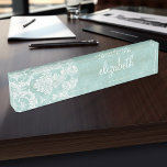 Placa De Nombre Patrón de Damasco de Vintage Azul Hielo con Acabad<br><div class="desc">Un patrón vintage con un diseño de pizarra y encaje. Eche un vistazo a las flores y hojas.Un diseño moderno con colores y elegancia en tonos de joyas. Los elementos son más fáciles de personalizar cuando se reemplazan primero todo el texto y las fotos. Si su arte todavía necesita ser...</div>