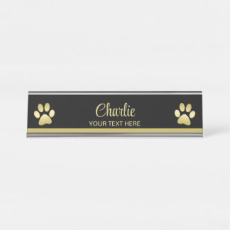 Placa De Nombre Paw dorada de perro brillante sobre fondo negro
