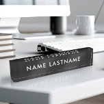 Placa De Nombre Personalizado blanco negro moderno simple Minimali<br><div class="desc">Personalizado Sleek Modern y Simple Black con fuentes en blanco o cualquier otra placa con su Nombre y Apellido. Establecer como plantilla, lista para una fácil personalización en línea. Esta minimalista decoración de escritorio es perfecta para tu oficina, oficina en casa, todos tus empleados y también hace un hermoso regalo....</div>
