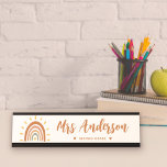 Placa De Nombre Personalizado Nombre del profesor Boho Arcoiris Su<br><div class="desc">Presentamos el nombre del profesor Personalizado Boho Rainbow Sun Desk Plate - una deliciosa y encantadora incorporación al escritorio de los profesores. Este plato lleva un toque de estilo bohemio y colores vibrantes al aula, creando un ambiente cálido y acogedor tanto para estudiantes como para educadores. La placa del nombre...</div>