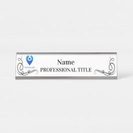 Placa de nombre plateado para escritorio con logot