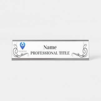 Placa de nombre plateado para escritorio con logot