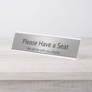 Placa De Nombre Por favor, siéntese que estaremos contigo plateado