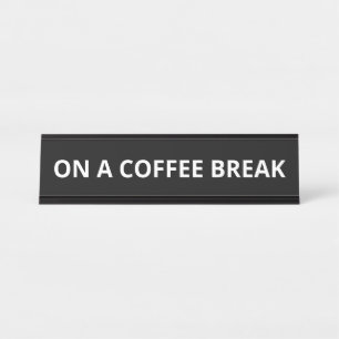 PLACA DE NOMBRE SOBRE UNA ROMPIDA DE CAFÉ