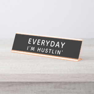 Placa De Nombre Todos los días soy Hustlin'