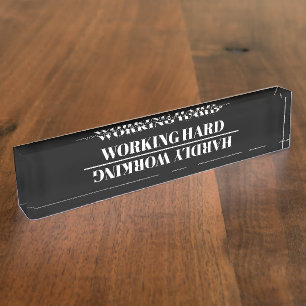 Placa De Nombre Trabajando Duro Apenas Trabajando Oficina Divertid