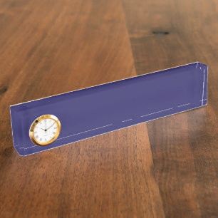 Placa De Nombre un fondo azul con un reloj