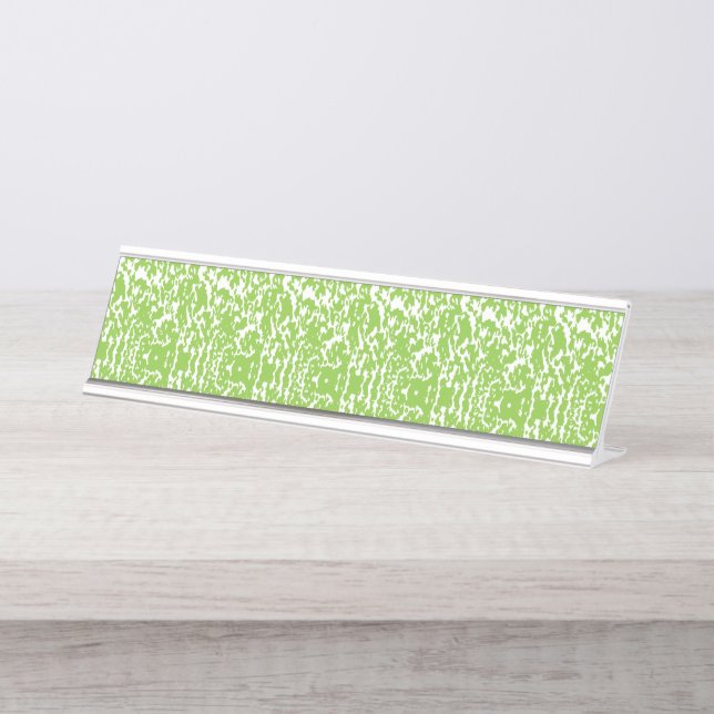 Placa De Nombre Una mesa de madera marrón sostiene una botella de  (Anverso)