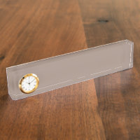 una pared marrón con un reloj en ella