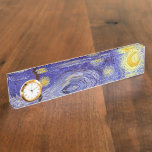Placa De Nombre Vincent Van Gogh Starry Night Vintage Bella Artes<br><div class="desc">Vincent van Gogh Starry Night Bella Artes Painting Starry Night es un cuadro del artista holandés post-impresionista Vincent van Gogh. El cielo azul nocturno está lleno de nubes, estrellas y una luna creciente brillante. La noche estrellada es la única noche de la serie de vistas desde la ventana de su...</div>