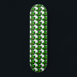 Placa de patinaje para patineta de prueba verde<br><div class="desc">Esta tabla de patinaje con patines de patinaje Green Record Player toma dos clásicos y los une. El moderno diseño de arte minimalista de mediados de siglo cuenta con un dibujo repetitivo y personalizado de un reproductor de discos portátil de color verde brillante. Las imágenes son lugares de tal manera...</div>
