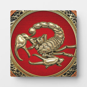 Placa Expositora [100] Escorpión de oro sagrado sobre rojo
