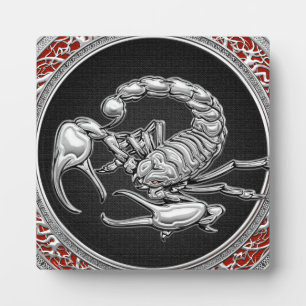 Placa Expositora [100] Escorpión de plata sagrada sobre negro