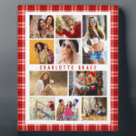 Placa Expositora 10 Fotografía Moderna Estilo Red Plaid<br><div class="desc">10 Photo Modern Trendy Red Plaid Stylish Name Display Plaques Rótulos presenta diez de tus fotos favoritas para un DIY fácil y rápido añadir tu propio collage de fotos. Personaliza con tu nombre y rodeado de un patrón de yeso rojo. Hace un regalo perfecto para Navidades, cumpleaños, Día de la...</div>