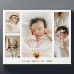Placa Expositora 1.ᵉʳ collage de fotos del Día de la Madre Keepsake<br><div class="desc">Crea tu propia placa fotográfica del Día de la Madre, personalizando esta plantilla con 4 fotos propias. CONSEJO: Tenga en cuenta que la foto de la derecha es una foto vertical larga. Una gran oportunidad para poner una foto de mamá y su bebé en su regazo, o ambas caras juntas,...</div>