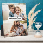 Placa Expositora 2 Nombre de familia de Collage de fotos - Imágenes<br><div class="desc">Utiliza hasta dos fotos horizontales o selfie para crear un regalo único y personal. Si necesita ajustar las imágenes,  haga clic en la herramienta personalizar para realizar cambios.</div>