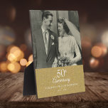 Placa Expositora 50.º Aniversario del Boda de Oro Foto de Confetti<br><div class="desc">Un hermoso recuerdo del 50 aniversario de los bodas dorados que incluye confetti de polvo de oro. Personalice con una foto especial de un boda y detalles de aniversario establecidos en la tipografía clásica. Diseñado por Thisisnotme©</div>