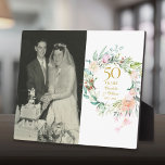 Placa Expositora 50.º Aniversario del Boda de Oro Foto Rosas de flo<br><div class="desc">Un bonito 50 aniversario de boda dorado con un hermoso paisaje de color acuático floral. Personalice con una foto especial de boda y detalles de aniversario en la tipografía clásica de oro. Diseñado por Thisisnotme©</div>