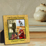 Placa Expositora 50.º Boda Aniversario de la foto Purpurina de oro<br><div class="desc">Crea tu propia placa fotográfica 50 Aniversario Boda con 4 de tus fotos favoritas de los últimos 50 años. Este elegante y moderno diseño es dorado y negro con un efecto purpurina y texturizado. Tus fotos están en un borde negro y enmarcadas con tipografía negra, que puedes personalizar con tus...</div>