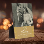 Placa Expositora 50° Aniversario del Boda Golden Love Hearts Foto<br><div class="desc">Un hermoso conservadurismo por el 50 aniversario de los bodas dorados que incluye confetti de corazones de amor dorados. Personalice con una foto especial de un boda y detalles de aniversario establecidos en la tipografía clásica. Diseñado por Thisisnotme©</div>