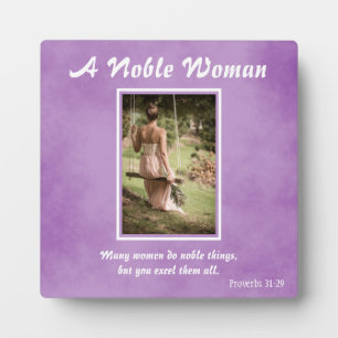 Placa Expositora A Noble Woman Purple Parchment