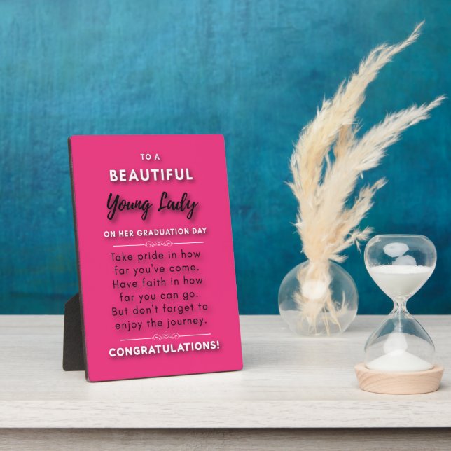 Placa Expositora A Una Hermosa Joven En Su Día De Graduación 2 (Lado)