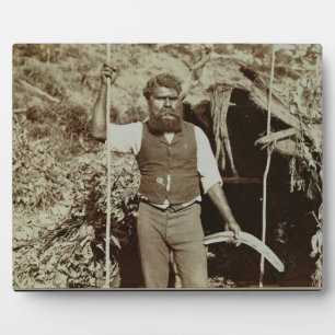Placa Expositora Aborigen con un boomerang, c.1860 (foto sepia)