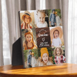 Placa Expositora Abuela: Te queremos, Collage de fotos de Madera de<br><div class="desc">La abuela que te ama es un regalo conmovedor y personalizado que muestra tu amor por tu abuela. Esta placa de bonito diseño cuenta con un collage de fotos en forma de corazón que le permitirá añadir sus fotos familiares favoritas en un diseño moderno y elegante. El sincero mensaje de...</div>
