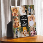 Placa Expositora Abuela: Te queremos, corazón, Collage de fotos mod<br><div class="desc">La abuela que te ama es un regalo conmovedor y personalizado que muestra tu amor por tu abuela. Esta placa de bonito diseño cuenta con un collage de fotos en forma de corazón que le permitirá añadir sus fotos familiares favoritas en un diseño moderno y elegante. El sincero mensaje de...</div>
