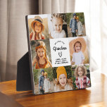 Placa Expositora Abuela: Te queremos, corazón, Collage de fotos mod<br><div class="desc">La abuela que te ama es un regalo conmovedor y personalizado que muestra tu amor por tu abuela. Esta placa de bonito diseño cuenta con un collage de fotos en forma de corazón que le permitirá añadir sus fotos familiares favoritas en un diseño moderno y elegante. El sincero mensaje de...</div>