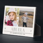 Placa Expositora Abuelitos de ABUELA 2 ORADORES GRIS<br><div class="desc">Crea el perfecto bizcocho dulce para la abuela o "mamá recién ascendida a abuela" para el día de los Navidades o los abuelos con este asombroso diseño usando dos (2) de tus fotos favoritas y ABUELA aparece en el fondo con delicadas letras grises con pequeños corazones grises. ¡Idea de regalo...</div>