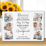 Placa Expositora Abuelos Bendecidos citan Collage de fotos<br><div class="desc">Celebra a tus abuelos con una placa de collage de fotos personalizados. Esta placa única de los abuelos es el regalo perfecto, ya sea por cumpleaños, día de los abuelos o Navidades. Esperamos que su regalo de abuelo especial se convierta en un tesoro para los años venideros. ... Cita "...</div>