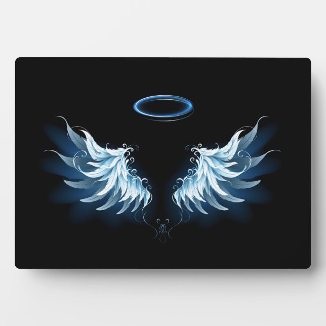 Placa Expositora Alas del Ángel Azul brillante sobre fondo negro (Frente)