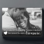 Placa Expositora Alguien a quien amas cita | Foto de pareja familia<br><div class="desc">Paquetes de fotos de amor dulce que muestran una foto de tu ser querido,  y el dulce dicho "cuando alguien que amas se convierte en un recuerdo,  esa memoria se convierte en un tesoro".</div>