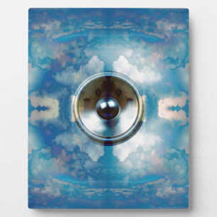 Placa Expositora Altavoz de música y cielo azul nublado