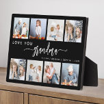 Placa Expositora Ama a tu abuela 8 Collage de fotos negro<br><div class="desc">Dale a la abuela un regalo que ella apreciará. Esta placa de collage de fotos muestra ocho de sus fotos cuadradas favoritas de los nietos, junto con el mensaje "Te amo abuela". La palabra "abuela" aparece en un elegante guión de escritura a mano en blanco con florecientes al principio y...</div>