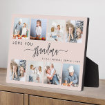 Placa Expositora Ama a tu abuela 8 Collage de fotos Rubor Pink<br><div class="desc">Dale a la abuela un regalo que ella apreciará. Esta placa de collage de fotos muestra ocho de sus fotos cuadradas favoritas de los nietos, junto con el mensaje "Te amo abuela". La palabra "abuela" aparece en un elegante guión de escritura a mano gris a carbón vegetal con brotes al...</div>