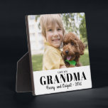 Placa Expositora Ama tu abuela foto familia moderna Keepsake<br><div class="desc">Usa una foto familiar favorita para crear fácilmente una placa de keepsake. Tres líneas de texto permiten expresar el vínculo especial mostrado en la foto. Esta plantilla profesional creará un regalo sentimental para cualquier madre. Tamaño perfecto para colocar un manto en la sala de estar o un escritorio. Considere esto...</div>