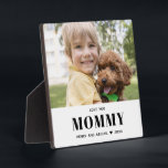 Placa Expositora Amar a mamá Familia fotográfica Moderna Keepsake<br><div class="desc">Usa una foto familiar favorita para crear fácilmente una placa de keepsake. Tres líneas de texto permiten expresar el vínculo especial mostrado en la foto. Esta plantilla profesional creará un regalo sentimental para cualquier madre. Tamaño perfecto para colocar un manto en la sala de estar o un escritorio. Considere esto...</div>