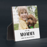 Placa Expositora Amar a mamá Familia fotográfica Moderna Keepsake<br><div class="desc">Usa una foto familiar favorita para crear fácilmente una placa de keepsake. Tres líneas de texto permiten expresar el vínculo especial mostrado en la foto. Esta plantilla profesional creará un regalo sentimental para cualquier madre. Tamaño perfecto para colocar un manto en la sala de estar o un escritorio. Considere esto...</div>