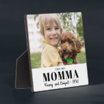 Placa Expositora Amar a tu madre familia de fotos de mamá Keepsake<br><div class="desc">Usa una foto familiar favorita para crear fácilmente una placa de keepsake. Tres líneas de texto permiten expresar el vínculo especial mostrado en la foto. Esta plantilla profesional creará un regalo sentimental para cualquier madre. Tamaño perfecto para colocar un manto en la sala de estar o un escritorio. Considere esto...</div>