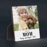 Placa Expositora Amar a tu mamá Foto Familia Keepsake moderno<br><div class="desc">Usa una foto familiar favorita para crear fácilmente una placa de keepsake. Tres líneas de texto permiten expresar el vínculo especial mostrado en la foto. Esta plantilla profesional creará un regalo sentimental para cualquier madre. Tamaño perfecto para colocar un manto en la sala de estar o un escritorio. Considere esto...</div>