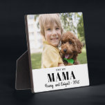 Placa Expositora Amar a tu mamá Foto Familia Keepsake moderno<br><div class="desc">Usa una foto familiar favorita para crear fácilmente una placa de keepsake. Tres líneas de texto permiten expresar el vínculo especial mostrado en la foto. Esta plantilla profesional creará un regalo sentimental para cualquier madre. Tamaño perfecto para colocar un manto en la sala de estar o un escritorio. Considere esto...</div>