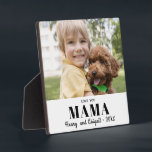 Placa Expositora Amar a tu mamá Foto Familia Keepsake moderno<br><div class="desc">Usa una foto familiar favorita para crear fácilmente una placa de keepsake. Tres líneas de texto permiten expresar el vínculo especial mostrado en la foto. Esta plantilla profesional creará un regalo sentimental para cualquier madre. Tamaño perfecto para colocar un manto en la sala de estar o un escritorio. Considere esto...</div>