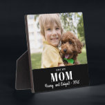 Placa Expositora Amar a tu mamá Foto Familia Keepsake moderno<br><div class="desc">Usa una foto familiar favorita para crear fácilmente una placa de keepsake. Tres líneas de texto permiten expresar el vínculo especial mostrado en la foto. Esta plantilla profesional creará un regalo sentimental para cualquier madre. Tamaño perfecto para colocar un manto en la sala de estar o un escritorio. Considere esto...</div>